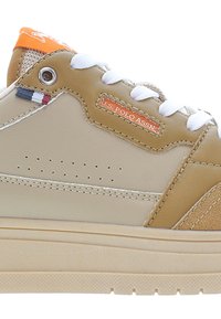 Sneaker beige e sabbia realizzato in pelle e camoscio, con lacci bianchi, etichetta arancione e dettaglio del logo; presenta perforazioni sul lato.