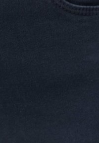 Tela negra con una textura suave, que presenta un ligero brillo. El material parece elástico y está sin adornos ni costuras visibles.