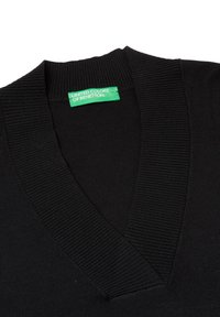 Czarny sweter z dekoltem w serek, z żeberkową strukturą wokół szyi, z zieloną metką z napisem "UNITED COLORS OF BENETTON."