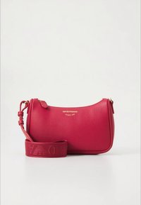 Rdeča usnjena torbica z teksturirano površino, ukrivljeno silhueto, zlatimi logotipi in odstranljivim tkaninskim trakom z reliefnim znamčenjem.