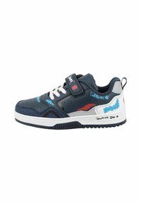Sneaker blu navy con tomaia in pelle liscia, lacci bianchi, cinturino in Velcro e accenti colorati in rosso e blu chiaro. Suola in gomma testurizzata.