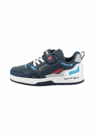 Sneaker blu navy con tomaia in pelle liscia, lacci bianchi, cinturino in Velcro e accenti colorati in rosso e blu chiaro. Suola in gomma testurizzata.