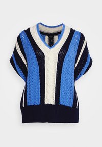 Pull à manches courtes en tricot avec un col en V. Présente des rayures alternées bleues, bleu marine et crème, ainsi que des motifs en torsades et une finition texturée.