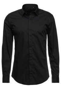 Camicia nera a maniche lunghe realizzata in tessuto morbido, con colletto button-down, patta frontale e orlo curvo. Senza motivi o accenti.