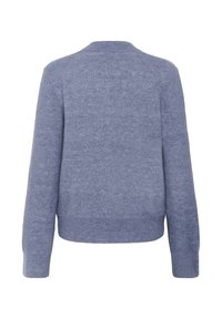 Svetlo modri pleteni pulover, ki ima okroglo ovratnik, žične manšete in rob. Mehka tekstura s gladkim zaključkom brez dodatnih vzorcev.