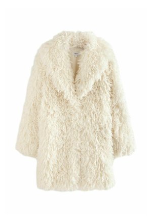 Manteau en fausse fourrure crème avec une finition douce et texturée. Présente un large col et des épaules tombantes, offrant une silhouette ample et surdimensionnée.