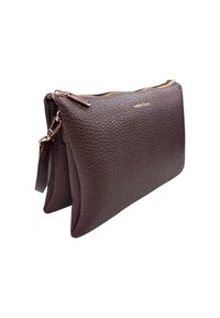 Borsa a pochette in pelle marrone con texture, dotata di una cerniera e accessori in oro. Presenta una tracolla removibile e una forma elegante e slanciata.