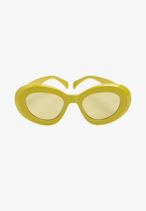 Żółte okulary przeciwsłoneczne o owalnej oprawie, z lekko przyciemnianymi soczewkami i grubymi zausznikami, przedstawione z przodu na białym tle.