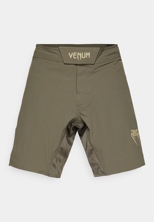 Olivnozeleni Venum šortsi iz razteznega materiala. Imajo zlati logotip na levem hlačniku in širok pas za udobje.