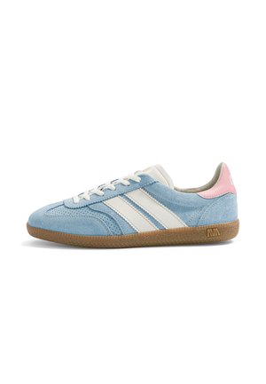 Baskets en daim bleu clair avec rayures blanches, languette rose au talon, lacets blancs et semelle en caoutchouc marron, vue de profil sur fond blanc.