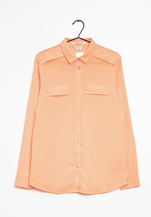 Helle Pfirsichfarbene Langarm-Hemd mit Knopfleiste, zwei Fronttaschen, Kragen und Schulterverzierungen; aus glattem Stoff gefertigt.