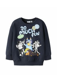 Marineblå barnegenser med Bluey-tegneseriehunder og tekstene "Så gøy," "Bluey," og "Alltid gode tider" foran.