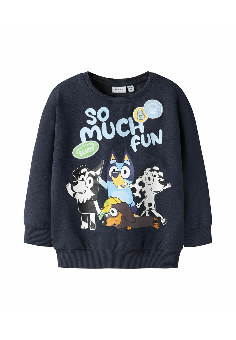 Marineblå barnegenser med Bluey-tegneseriehunder og tekstene "Så gøy," "Bluey," og "Alltid gode tider" foran.