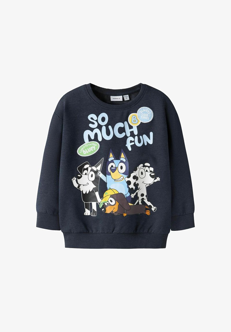 Granatowa bluza dziecięca z karykaturami psów z kreskówki Bluey oraz napisami "So Much Fun", "Bluey" i "Always Good Times" na przedzie.