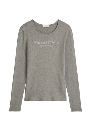 Szary longsleeve z okrągłym dekoltem i nadrukiem na froncie z napisem "Marc O'Polo EST. W Sztokholmie." Wykonany z miękkiego materiału tekstylnego.