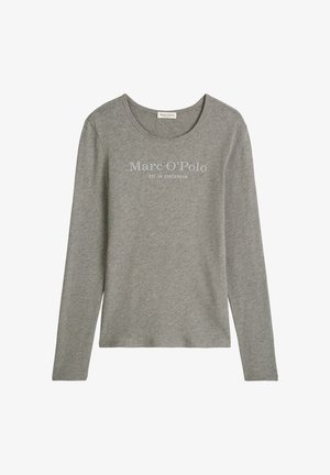 Szary longsleeve z okrągłym dekoltem i nadrukiem na froncie z napisem "Marc O'Polo EST. W Sztokholmie." Wykonany z miękkiego materiału tekstylnego.
