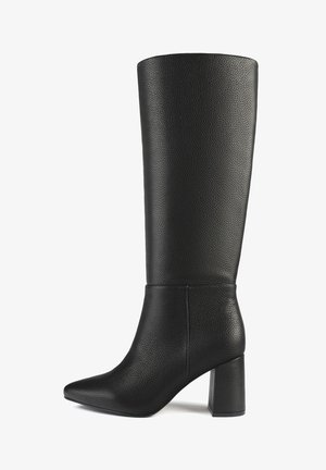 Czarny, wysokiej cholewki but wykonany z teksturowanej skóry, z wydłużonym noskiem i grubym obcasem, prezentujący gładkie wykończenie z delikatnymi przeszyciami.