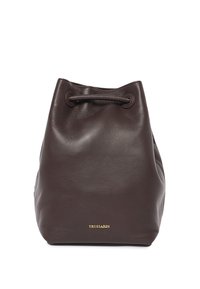 Brązowa skórzana torba w formie wiadra o miękkiej teksturze, z zapięciem na sznurki i złotym logo "TRUSSARDI" z przodu. Prosty, zaokrąglony kształt.
