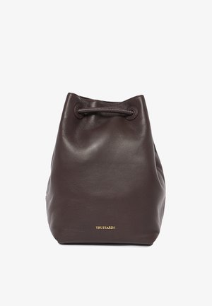Braune Leder-Einkaufstasche mit weicher Textur, Zugbandverschluss und goldfarbenem "TRUSSARDI"-Logo auf der Vorderseite. Schlichte, runde Form.