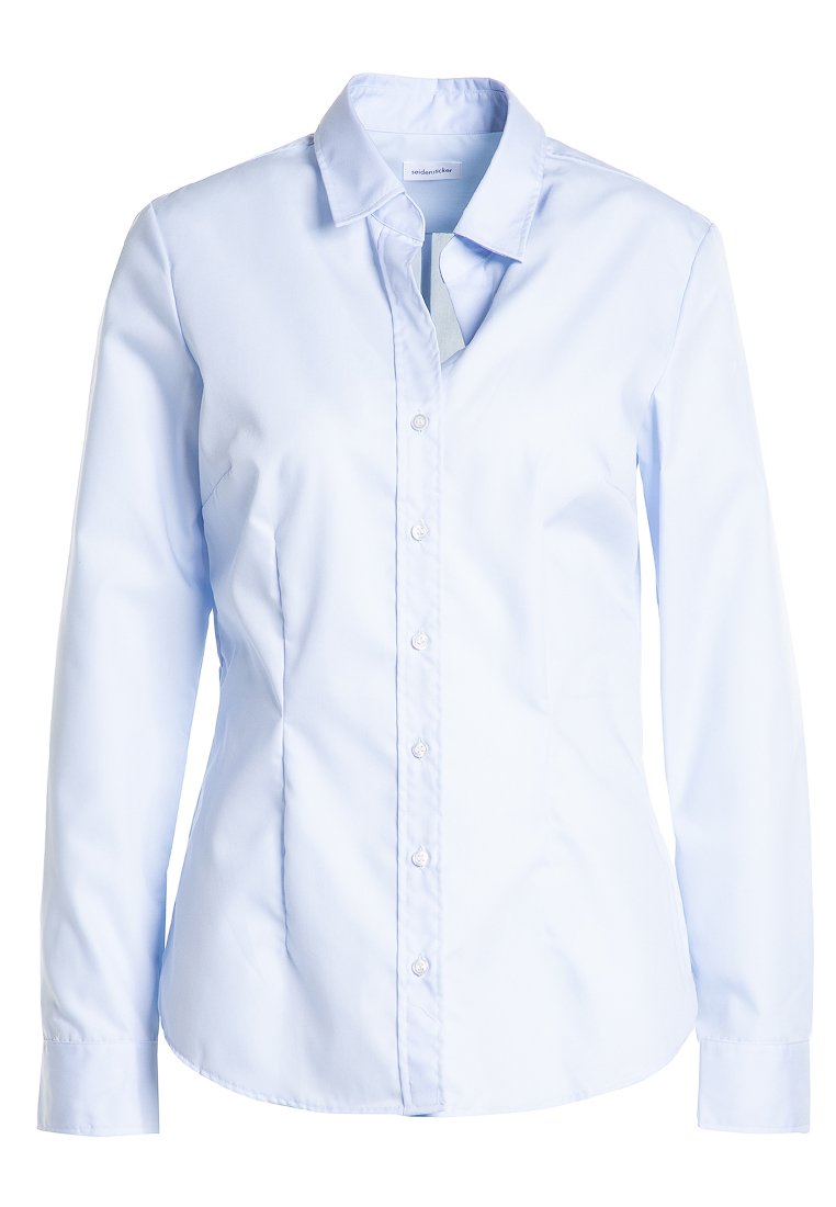 Helles blaues Hemd mit langen Ärmeln, Button-Down-Kragen und vorderer Knopfleiste. Glatte Textur, taillierte Passform und zwei Seitennaht.