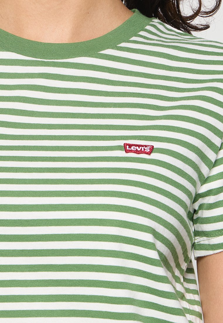 Zielono-biały bawełniany t-shirt w paski z okrągłym dekoltem i krótkimi rękawami, z małym, czerwonym wyhaftowanym logo Levi's po lewej stronie klatki piersiowej.