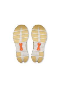 Hardloopschoenen met een getextureerde zool, off-white en gele kleuren, met een opvallende oranje accent in het midden en een gesegmenteerd patroon.