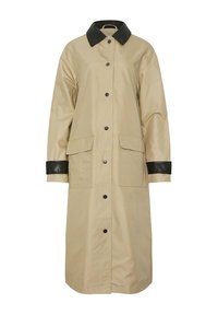 Cappotto lungo beige con colletto e polsini neri, chiusura anteriore con bottoni, due ampie tasche anteriori e un tessuto liscio e testurizzato.