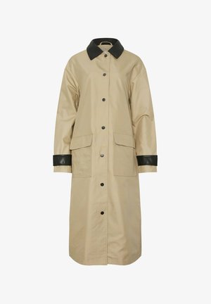 Beige langer Mantel mit schwarzem Kragen und Saum, Knopfverschluss vorne, zwei großen Fronttaschen und einem glatten, strukturierten Stoff.