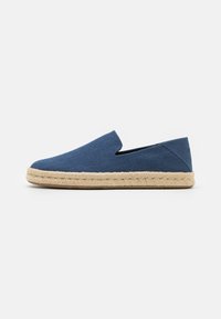 Espadrillas blu in cotone con suola in corda di juta. Presentano una punta rotonda e dettagli ritagliati sui lati per una maggiore traspirabilità.