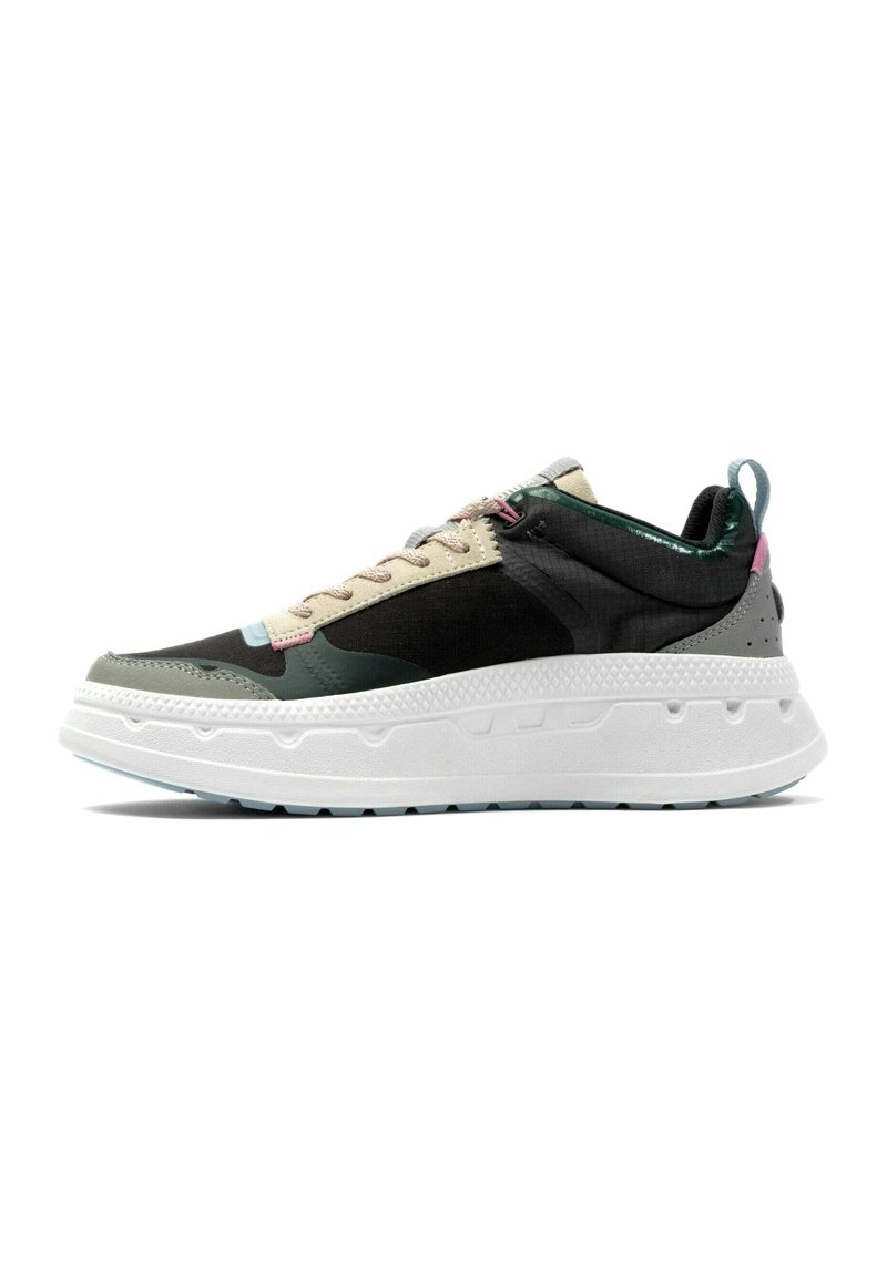 Sneakers con una toma nera e verde, accenti beige, materiali testurizzati e una suola bianca chunky. Presentano una chiusura con lacci e un'asola laterale.