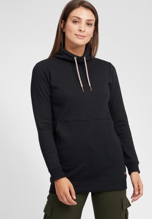 Schwarzer Kapuzenpullover mit hohem Kragen, ausgestattet mit zwei Fronttaschen, gerippten Bündchen und kontrastierenden Kordelzügen. Weiche Textur.