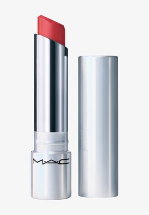 Tube métallique argenté de rouge à lèvres MAC rouge, bouchon retiré, à côté du rouge à lèvres.