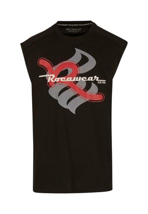 Musta ilmanhihais t-paita, joka on valmistettu puuvillasta ja jossa on rohkea punainen ja harmaa graafinen muotoilu teksteillä "Rocawear" ja "Club 1999".