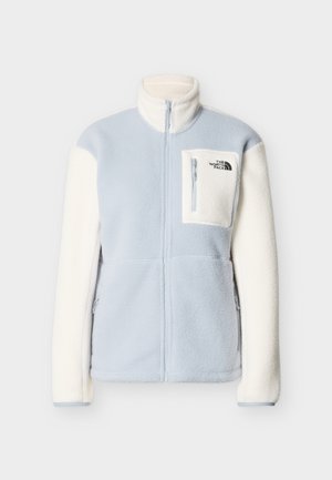 Fleecejacke in Hellblau und Creme, mit hohem Kragen, Reißverschlusstasche auf der Brust und Logodetail. Weiche Textur mit kontrastierenden Ärmeln.