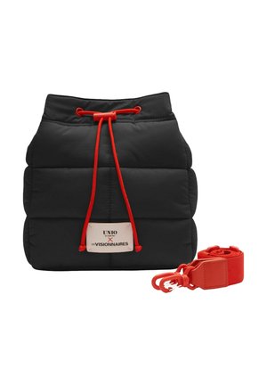 Sac seau matelassé noir à cordon avec cordons rouges et bandoulière rouge amovible, arborant une étiquette blanche avec logo sur le devant.