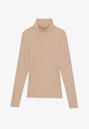 Bež dolg rokav ribastega puloverja s visokim ovratnikom, razstavljen na svetli podlagi.