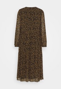 Musta mekko, valmistettu kevyestä, läpikuultavasta kankaasta, jossa on hajallaan oleva vaalea pistekuvio, pitkät hihat ja kerroksellinen muotoilu.