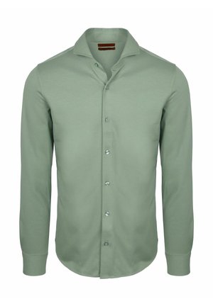 Langärmeliges, salbeigrünes Hemd mit Knöpfen, ausgestelltem Kragen und abgerundetem Saum, frontseitig vor weißem Hintergrund dargestellt.
