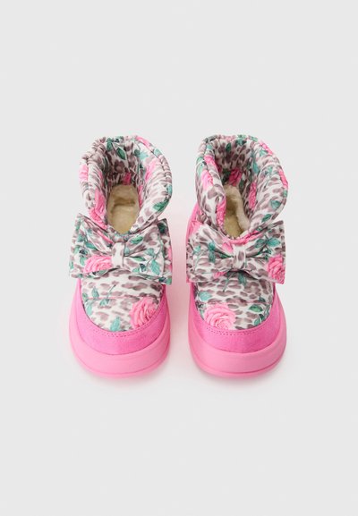 Bottes roses avec un dessus à motifs comprenant des roses et un imprimé léopard, ornées d'un grand nœud, et avec une doublure douce.