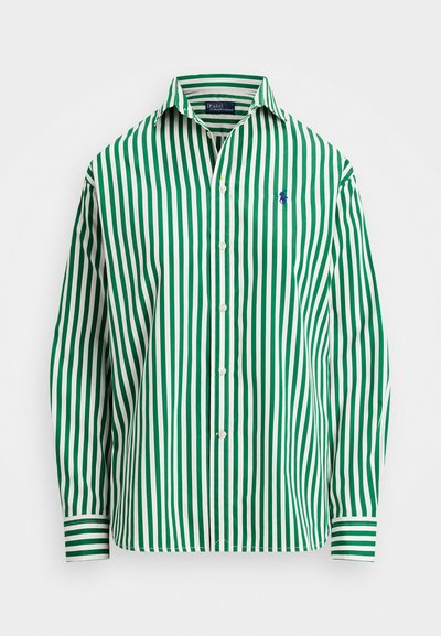 Žalias ir baltas dryžuotas ilgomis rankovėmis marškinys su apykakle, turintis mažą mėlyną logotipą kairiajame krūtinės šone ir mygtukų užsegimą.