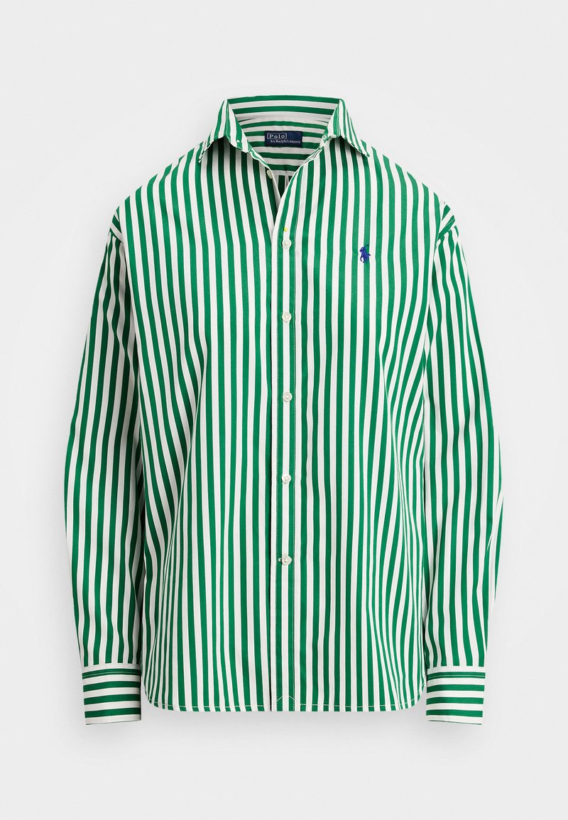 Grün-weiß gestreiftes Langarmshirt mit Kragen, das ein kleines blaues Logo auf der linken Brust und einen Knopfverschluss hat.