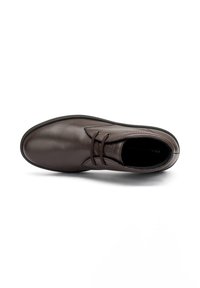 Scarpa in pelle marrone con punta rotonda, dettagli cuciti e chiusura con lacci. Texture liscia e interno imbottito per il comfort.