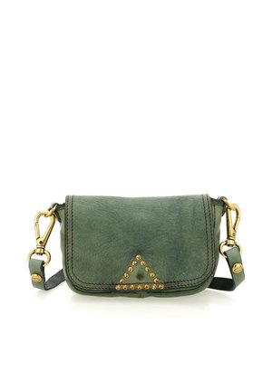 Piccola borsa a tracolla verde in pelle con borchie dorate che formano un triangolo sulla patta e chiusure in tono oro alle estremità della tracolla regolabile.