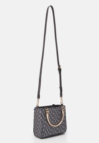 Šedá kabelka se vzorem, strukturovaného tvaru, se zlatými kovovými detaily a dlouhým nastavitelným popruhem. Hladká látka s elegantním povrchem.