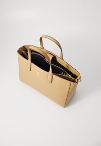 Geantă de umăr din piele cu o nuanță de maro deschis, cu două mânere superioare, două compartimente principale, accesorii de culoare aurie și un interior contrastant de culoare neagră.
