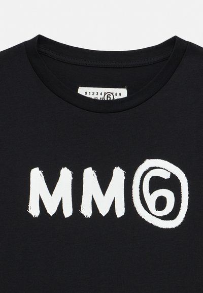 Schwarzes T-Shirt mit Rundhalsausschnitt und auffälligem weißen Aufdruck mit dem Text "MM6", der Zahl sechs in einem Kreis, sowie einem Größenetikett im Kragen.