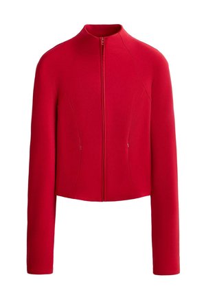 Piros hosszú ujjú dzseki elülső cipzárral, magas, kerek gallérral és két, elülső, függőleges cipzáras zsebbel.