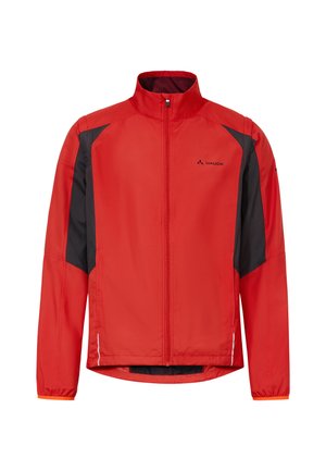 Rood-zwart langarm outdoorjack met volledige ritssluiting aan de voorkant, hoge kraag, elastische manchetten en een klein logo op de borst.