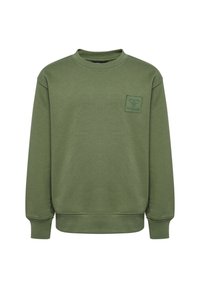 Olivengrøn crewneck sweatshirt med lange ærmer og et lille præget logo patch på venstre bryst.