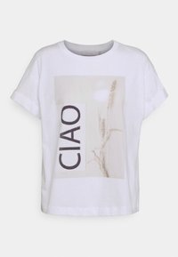 Bílý bavlněný T-shirt s tištěnou grafikou, na které je slovo "CIAO" v tmavém písmu, umístěné na měkkém, abstraktním světlém pozadí.